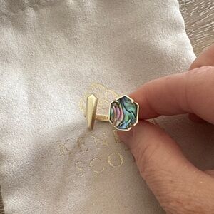 EUC Kendra Scott Gold and Abalone Ring - M/L